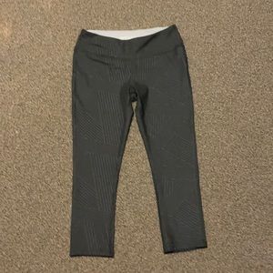 Cropped Grey Patterned Leggings